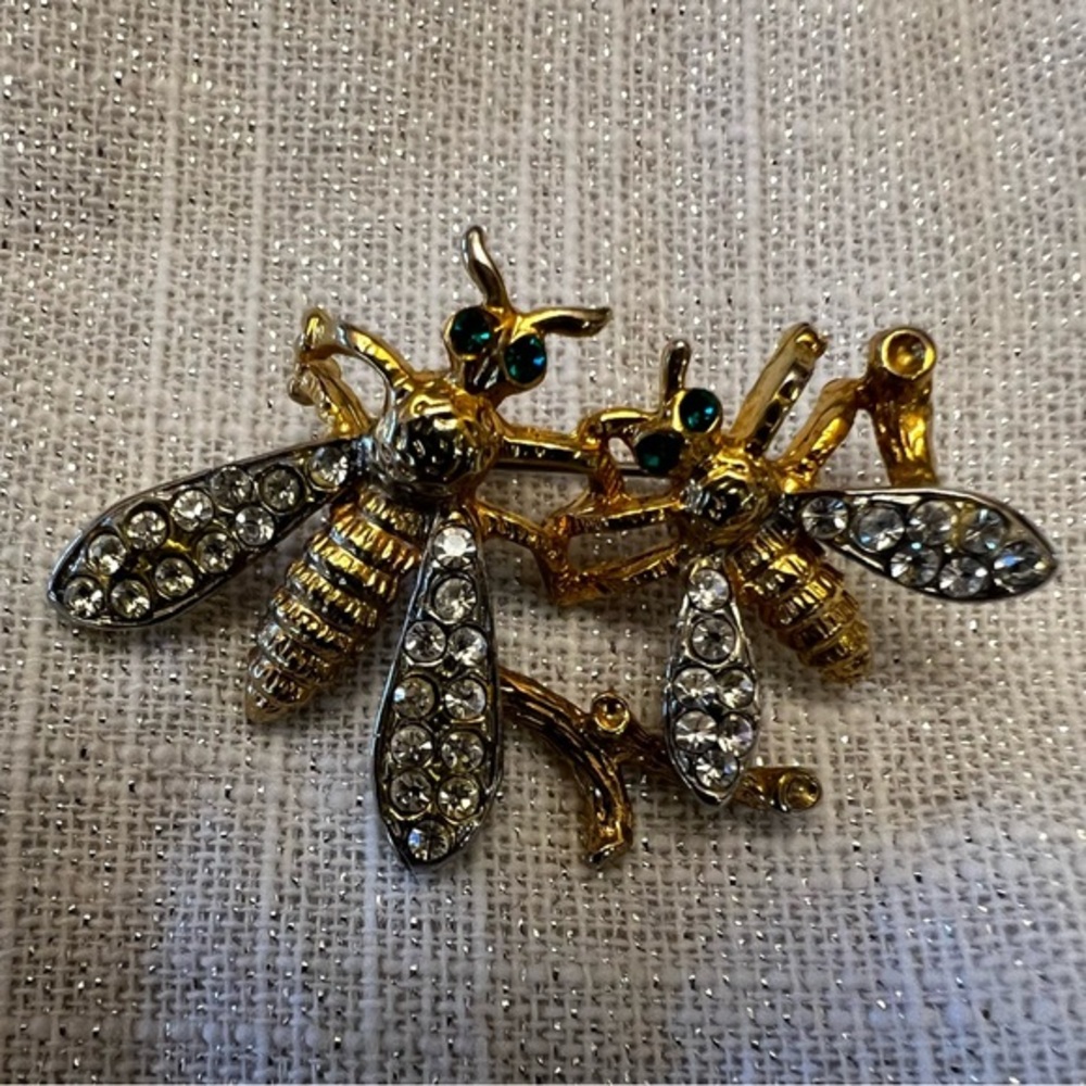 Vintage Green and Gold Brooch Timeless Elegance